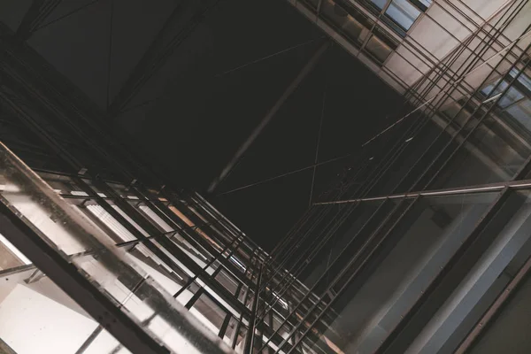 Ortogonal cam yüzey üzerine yansımaları ile geceleri modern mimari