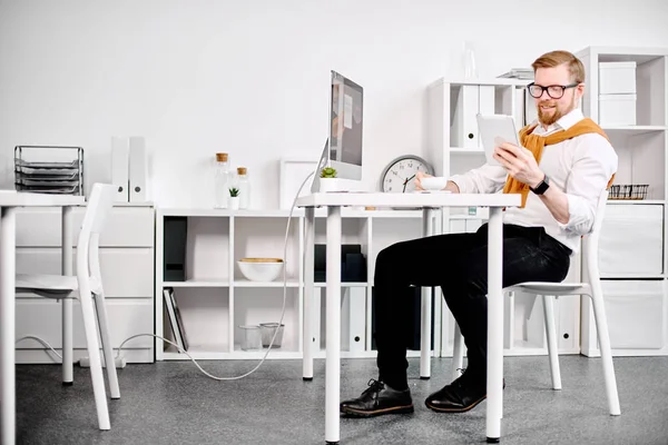 Hombre de negocios de mediana edad que trabaja en la oficina — Foto de Stock