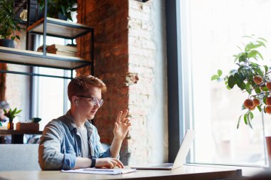 Dizüstü bilgisayarda iş görüşmesi olan adam.