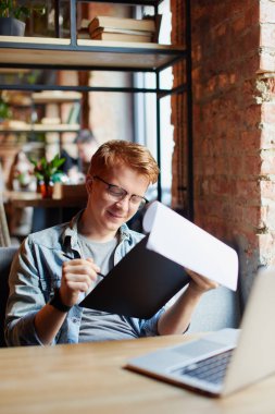 Daha önce yaptığı notlarda yazan adam.