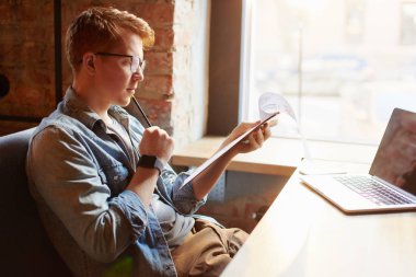 Daha önce yaptığı notlarda yazan adam.