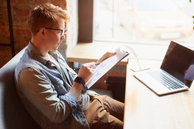 Daha önce yaptığı notlarda yazan adam.