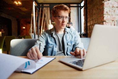 Daha önce yaptığı notlarda yazan adam.