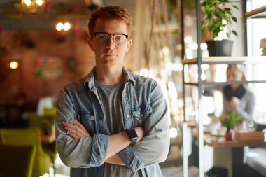 Kafede işini yapan serbest çalışan.