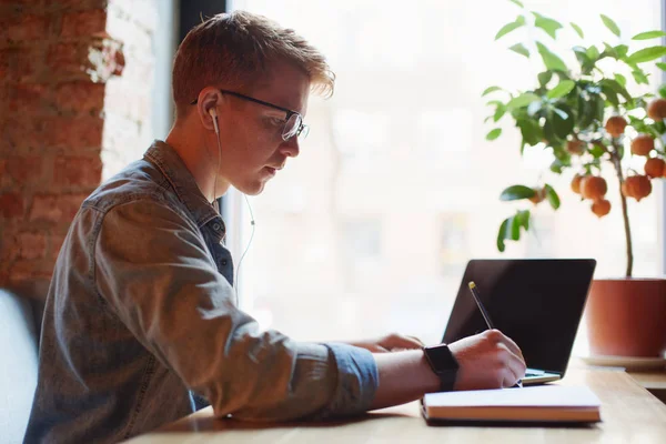 Man notities maken in het tekstboek. — Stockfoto