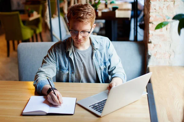 Man notities maken in het tekstboek. — Stockfoto