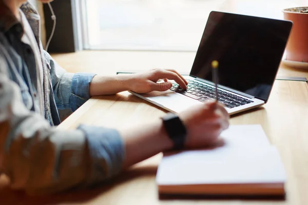 Man notities maken in het tekstboek. — Stockfoto