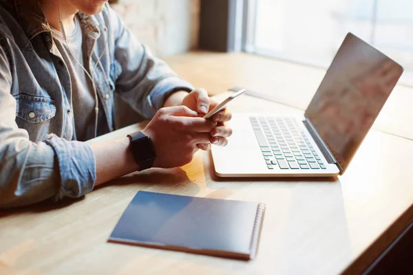 Jonge man werkt op de laptop in het café. — Stockfoto