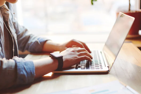 Jonge man werkt op de laptop in het café. — Stockfoto