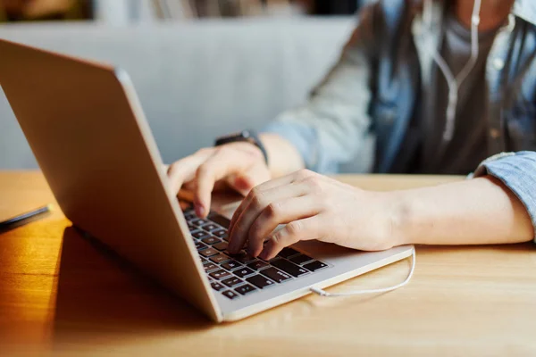 Jonge man werkt op de laptop in het café. — Stockfoto