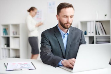 ofis çalışanları yeni bir proje üzerinde çalışıyoruz