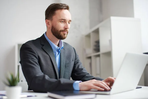 Man werkt op de laptop in het kantoor. — Stockfoto