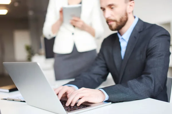 Kantoormedewerkers die een nieuw project bespreken op een laptop — Stockfoto