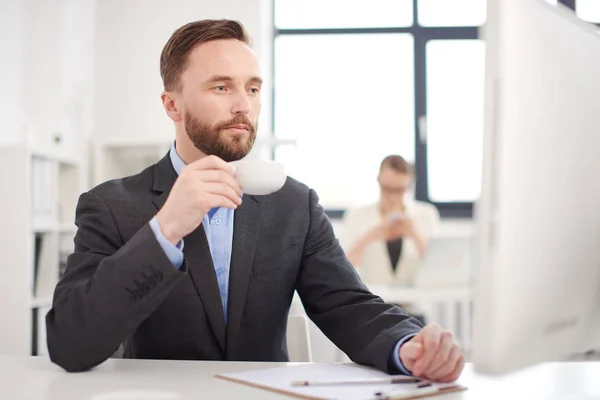 Collega's die samenwerken aan een financieel project. — Stockfoto