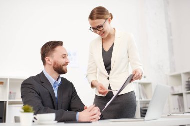 Birlikte bir mali proje üzerinde çalışan iş arkadaşları.