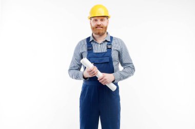 Elinde çizimleri kameraya bakan mühendis