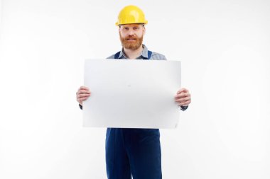 Mühendis beyaz arka plan üzerinde kameraya çizimleri gösterir.