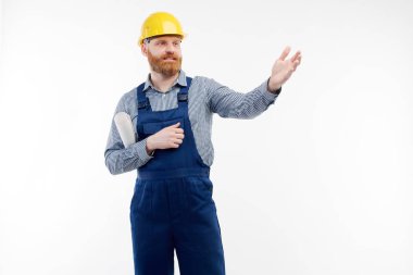 Mühendis beyaz bir arka plan üzerinde bir şey gösteriyor.