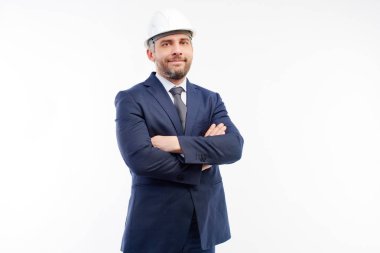 Foreman beyaz bir arka plan üzerinde kameraya bakarak bir takım elbise li