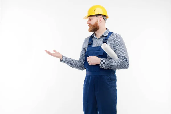 El ingeniero está mostrando algo sobre un fondo blanco . — Foto de Stock