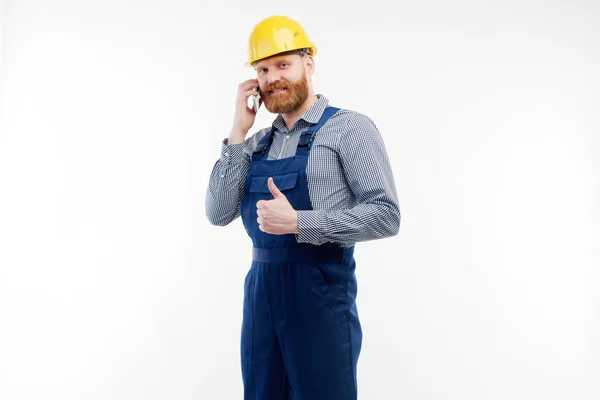 Inginer vorbind la telefon pe un fundal alb — Fotografie, imagine de stoc