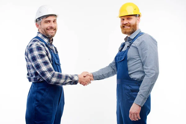 Dos ingenieros dan la mano sobre un fondo blanco — Foto de Stock