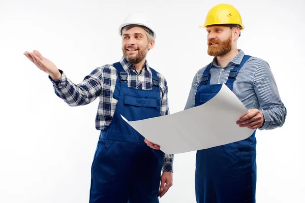 Dos ingenieros están discutiendo un nuevo proyecto mirando los planos . — Foto de Stock