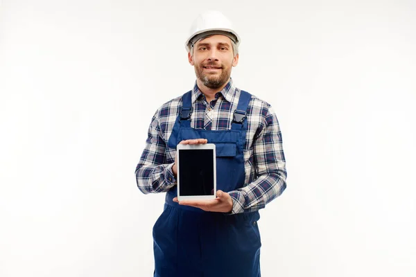 Ingeniero muestra tableta a la cámara en un fondo blanco . — Foto de Stock