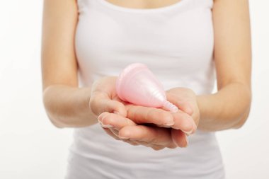 Closeup. Kız beyaz bir arka plan üzerinde elinde bir adet fincan tutar.