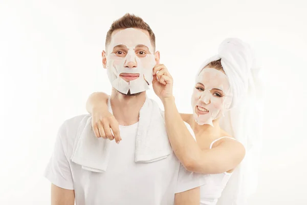 男女が衛生的なフェイスマスクを使用. — ストック写真