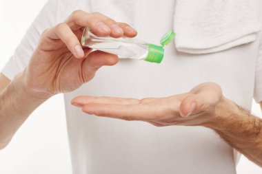 Closeup. Bir adam elleri için antiseptik kullanır.