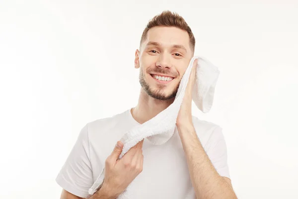Gelukkige man veegt zijn gezicht met een handdoek — Stockfoto