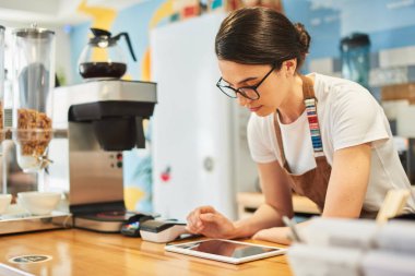 Barista çubuğun arkasındaki tablette kaydırma.