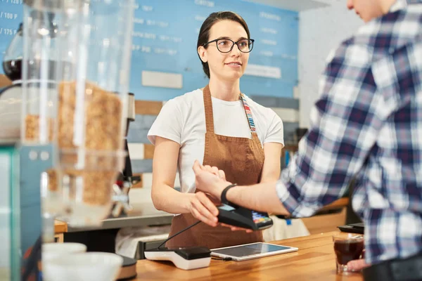 Barista recebe pagamento online de um cliente . — Fotografia de Stock