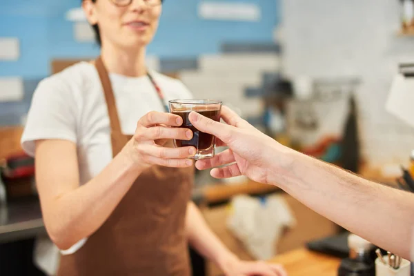 Barista dá uma ordem pronta para um convidado . — Fotografia de Stock