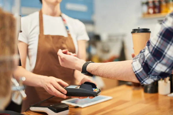 Barista bir müşteriden online ödeme recieves.