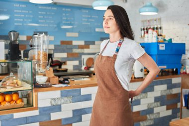 Barista sabah işe hazır olur.