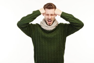 Yeşil bir kazak adam rahatsız edici bir baş ağrısı var.