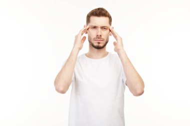 Beyaz tişörtlü hasta adamın başı ağrıyor..