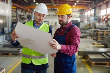 Tuğgeneral çizimleri nerede tamir etmek için mühendise açıklar.