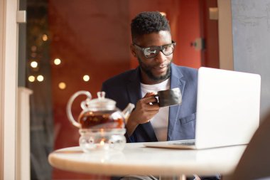 Afro-Amerikan kafede bir Freelancer olarak çalışan.