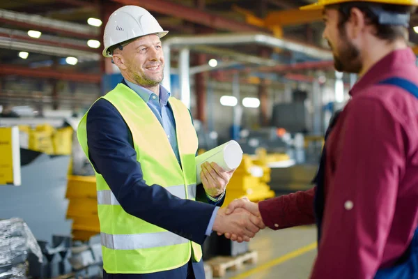 Ingeniero y capataz se dan la mano después de discutir con éxito un nuevo proyecto . — Foto de Stock