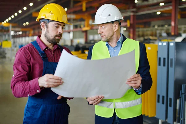 Inżynier i Foreman omawiają nowy projekt w fabryce — Zdjęcie stockowe