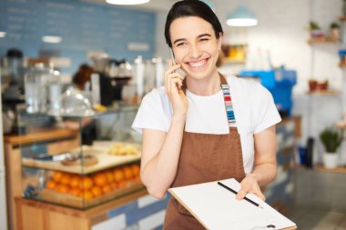 Barista telefonda bir kahve dükkanı için yeni bir uygulama yapar
