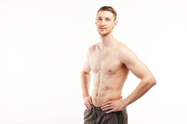 Atlet egzersizler için hazırlanıyor ve kameraya bakıyor