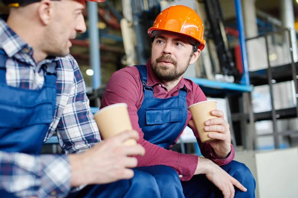 Ingenieure mit harten Hüten arbeiten in der Industrieanlage. — Stockfoto