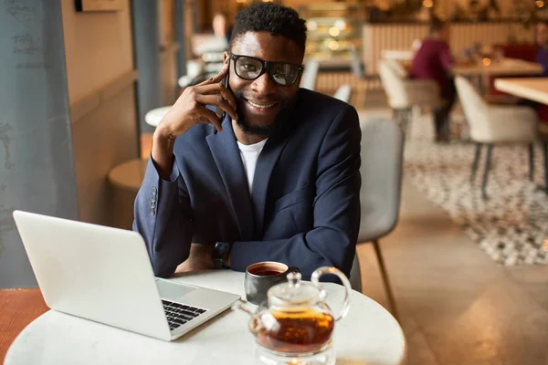 Afro-Amerikan kafede bir Freelancer olarak çalışan.