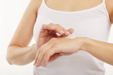 El kremi uygulayan bir kadının yakın çekim.