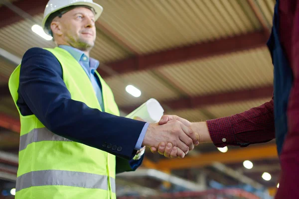 Ingeniero en sombrero duro le da la mano a sus colegas . — Foto de Stock