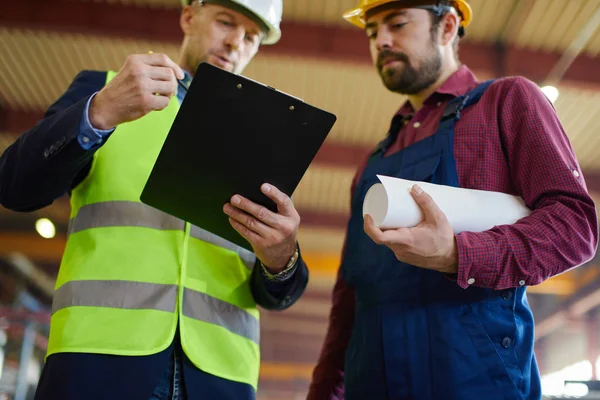 Ingenieros discutiendo cambios en el proyecto actual . — Foto de Stock